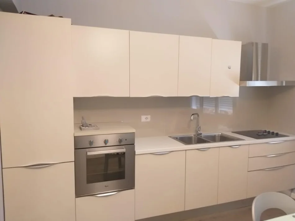 Tirane, jepet me qera apartament 1+1 Kati 3, 79 m² 900 € (Bllok, Bar Tribeca)