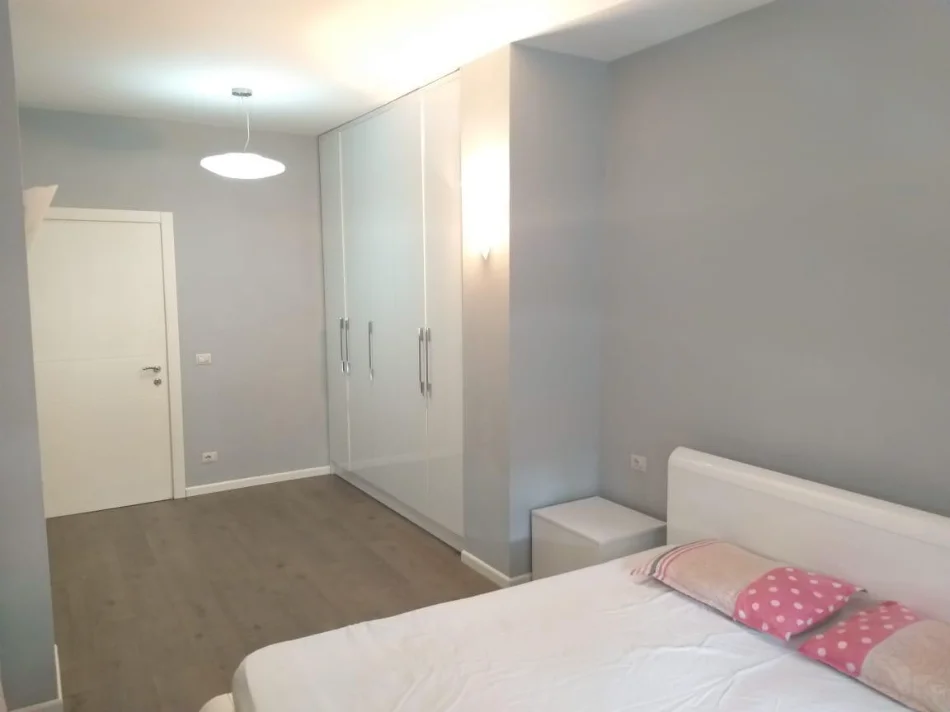 Tirane, jepet me qera apartament 1+1 Kati 3, 79 m² 900 € (Bllok, Bar Tribeca)
