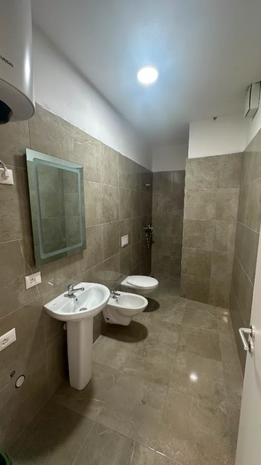 Tirane, jepet me qera zyre Kati 2, 89 m² 750 € (Tefta Tashko)