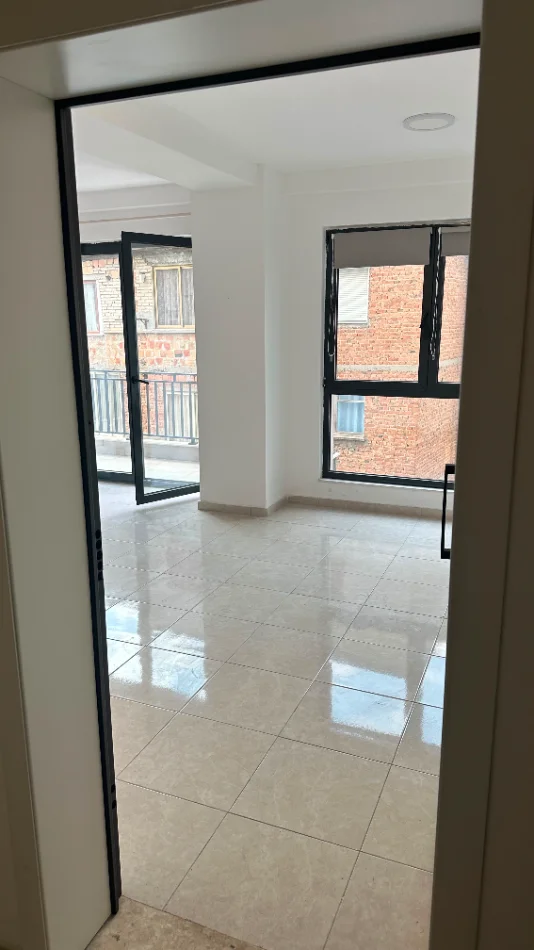 Tirane, jepet me qera zyre Kati 2, 89 m² 750 € (Tefta Tashko)