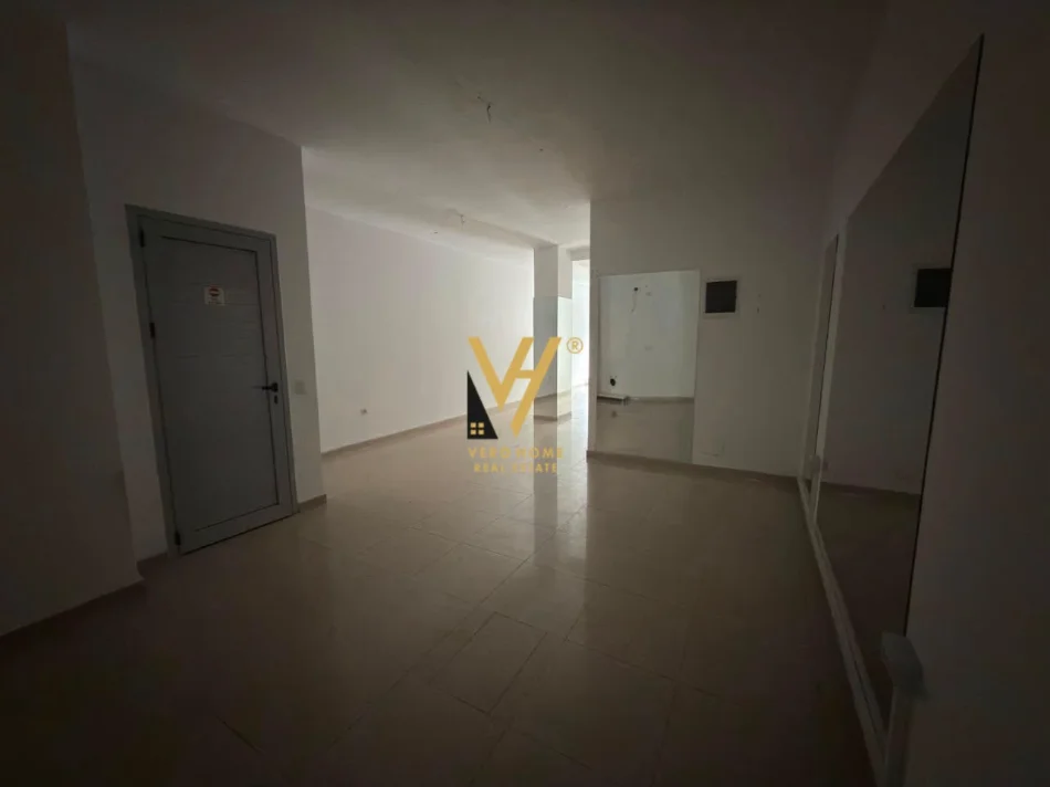 Tirane, jepet me qera dyqan Kati 0, 51 m² 720 € (KRISTAL CENTER)
