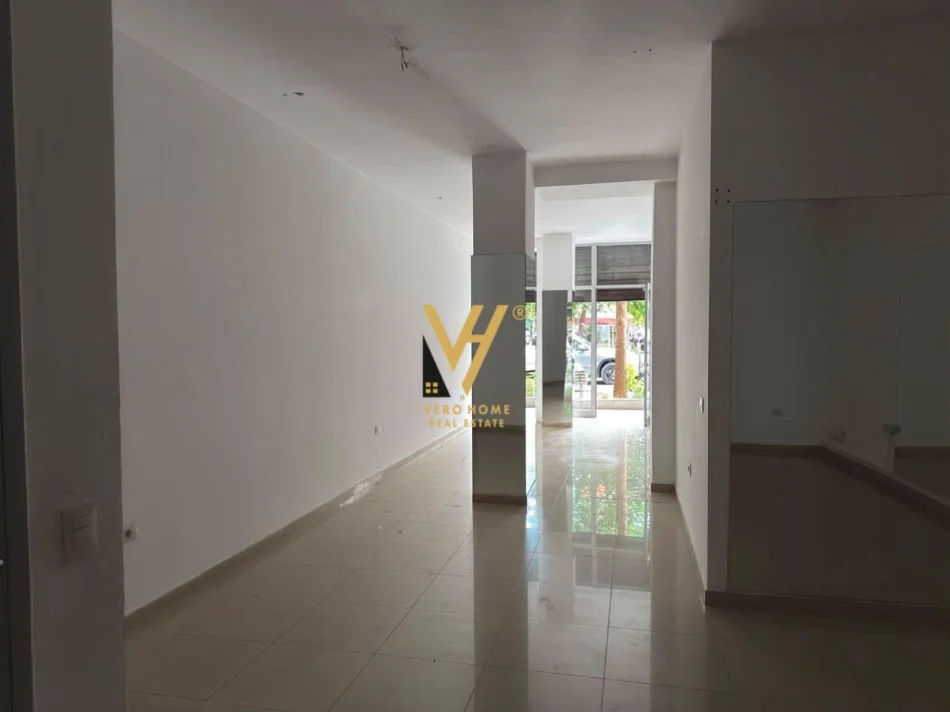 Tirane, jepet me qera dyqan Kati 0, 51 m² 720 € (KRISTAL CENTER)