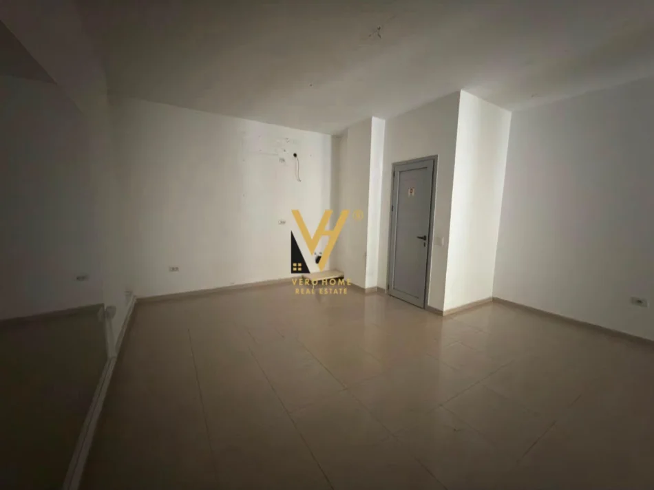 Tirane, jepet me qera dyqan Kati 0, 51 m² 720 € (KRISTAL CENTER)