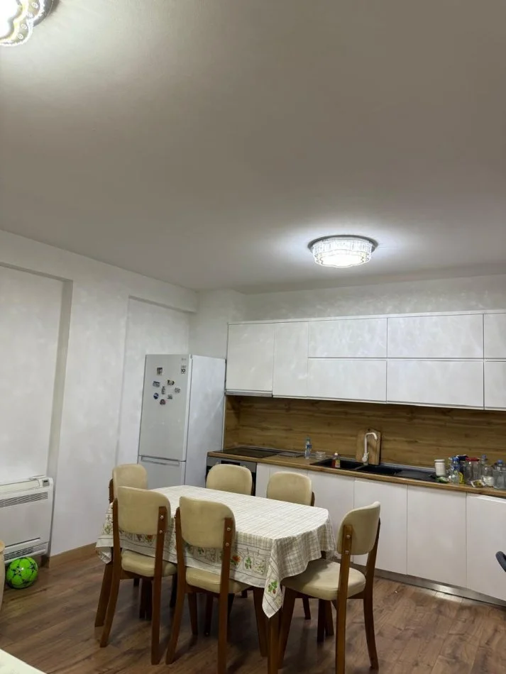 Tirane, jepet me qera 2+1 , 80 m² 750 € (Kopshti Botanik)