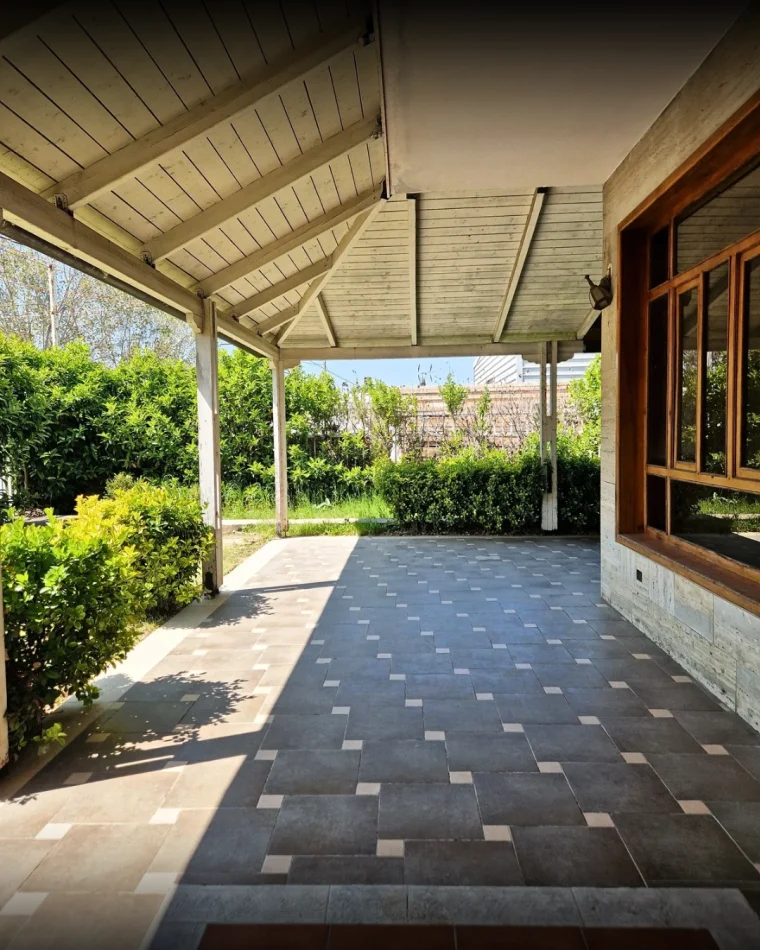 Tirane, jap me qera bar-resorant Kati 0, 500 m² 1.500 € (Megatek)