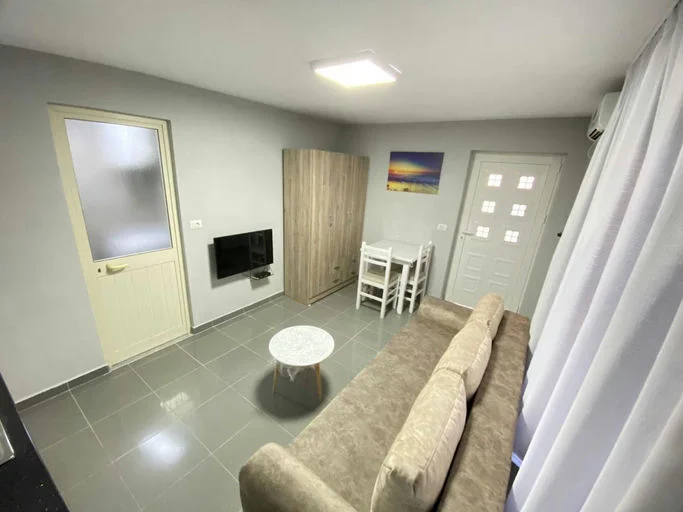 Tirane, jepet me qera vetem 1 dhome 1+1 Kati 1, 20 m² 210 € (Rruga"Kristaq Luarasi")
