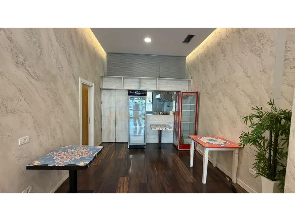 Tirane, shitet ambjent biznesi Kati 0, 84 m² 265.000 € (SHESHI WILLSON)