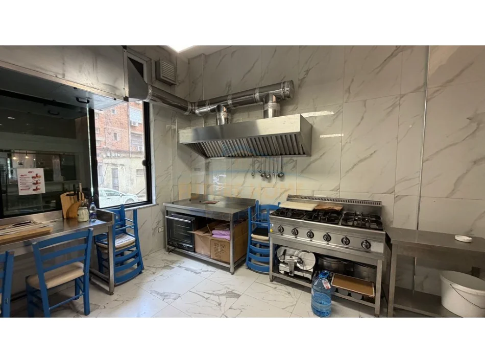 Tirane, shitet ambjent biznesi Kati 0, 84 m² 265.000 € (SHESHI WILLSON)