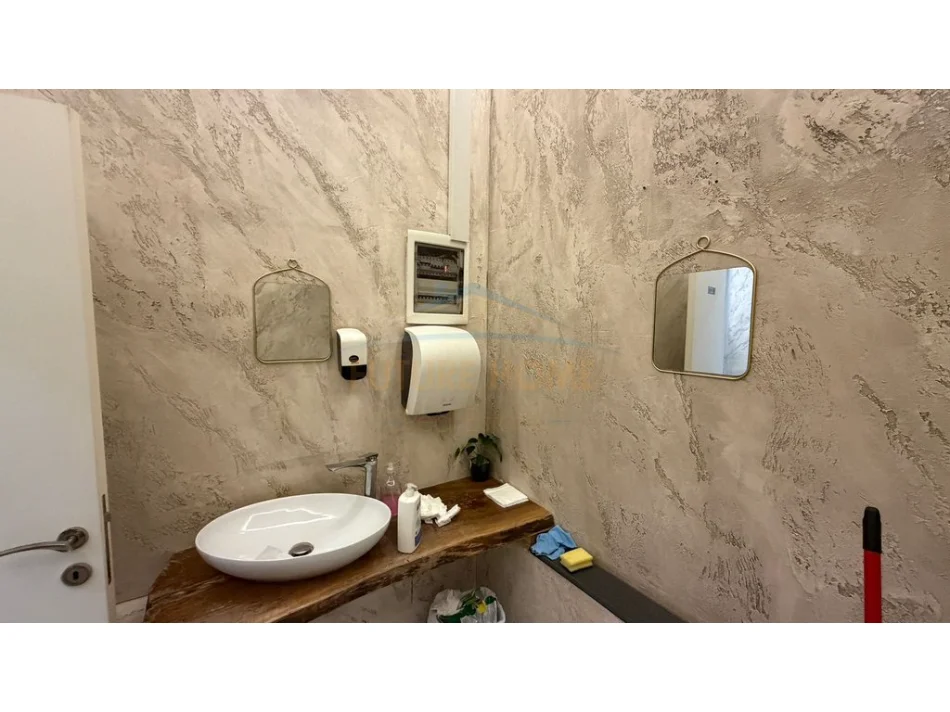 Tirane, shitet ambjent biznesi Kati 0, 84 m² 265.000 € (SHESHI WILLSON)