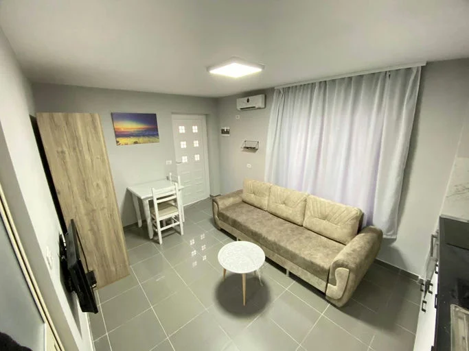 Tirane, jepet me qera vetem 1 dhome 1+1 Kati 1, 20 m² 210 € (Rruga"Kristaq Luarasi")