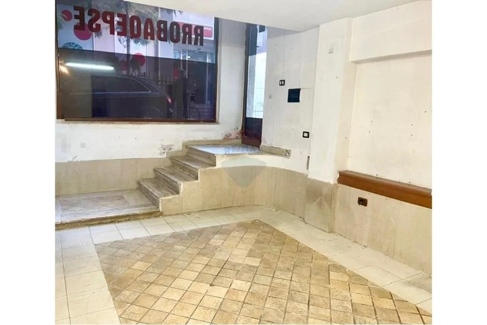 Tirane, jepet me qera ambjent biznesi Kati 0, 20 m² 350 € (Piazza)