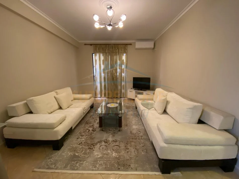 Tirane, jepet me qera apartament 1+1 Kati 5, 67 m² 500 € (XHAMLLIKU)