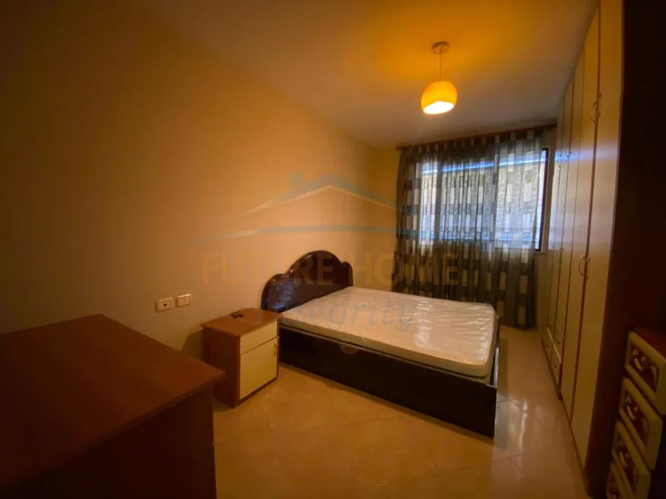 Tirane, jepet me qera apartament 1+1 Kati 5, 67 m² 500 € (XHAMLLIKU)