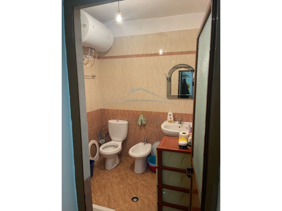 Tirane, jepet me qera apartament 1+1 Kati 5, 67 m² 500 € (XHAMLLIKU)