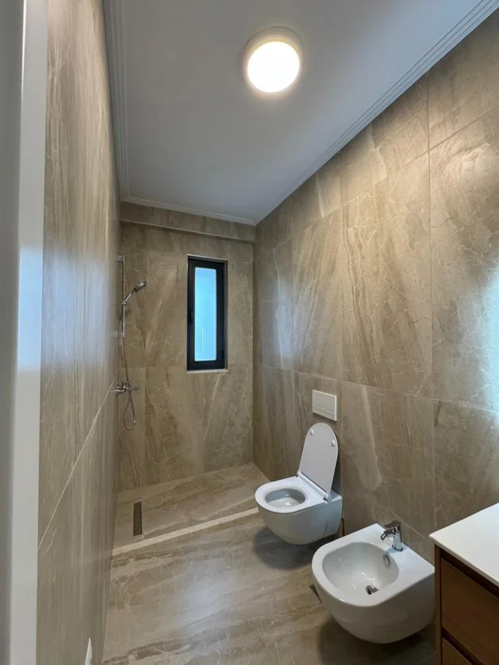 Tirane, jepet me qera apartament 2+1+Ballkon Kati 3, 109 m² 750 € (XHANFIZE KEKO)