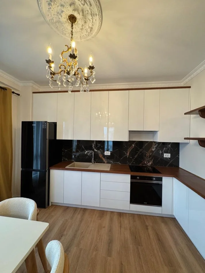Tirane, jepet me qera apartament 2+1+Ballkon Kati 3, 109 m² 750 € (XHANFIZE KEKO)