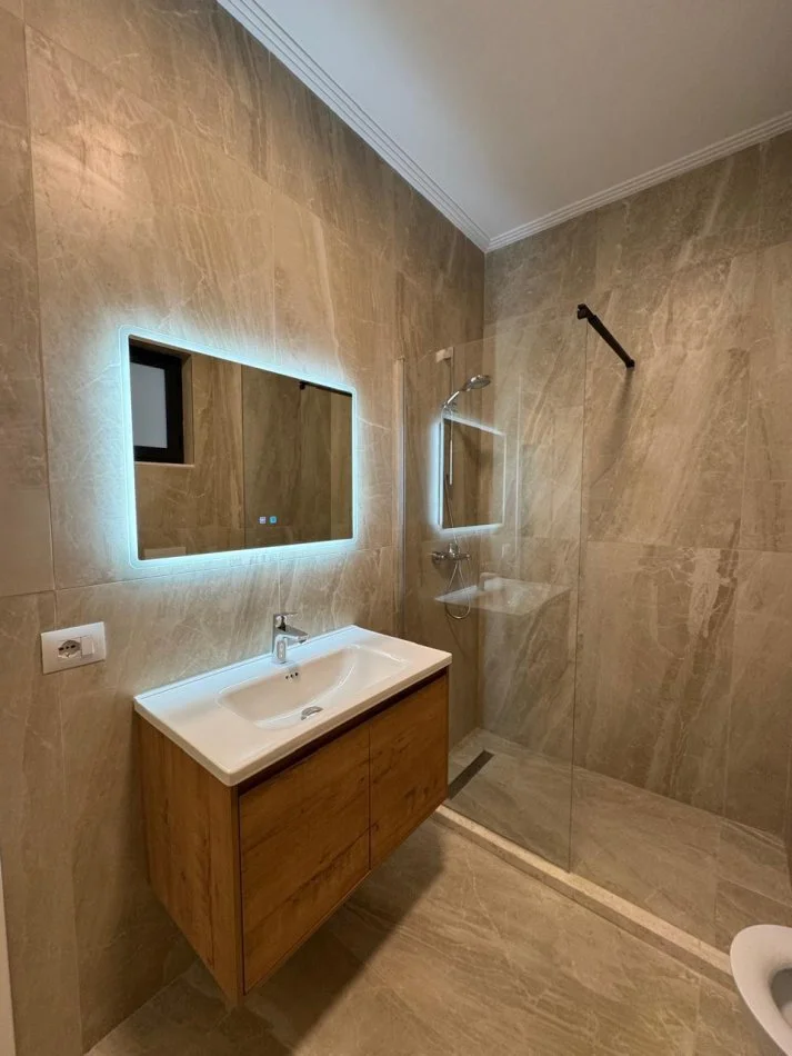 Tirane, jepet me qera apartament 2+1+Ballkon Kati 3, 109 m² 750 € (XHANFIZE KEKO)