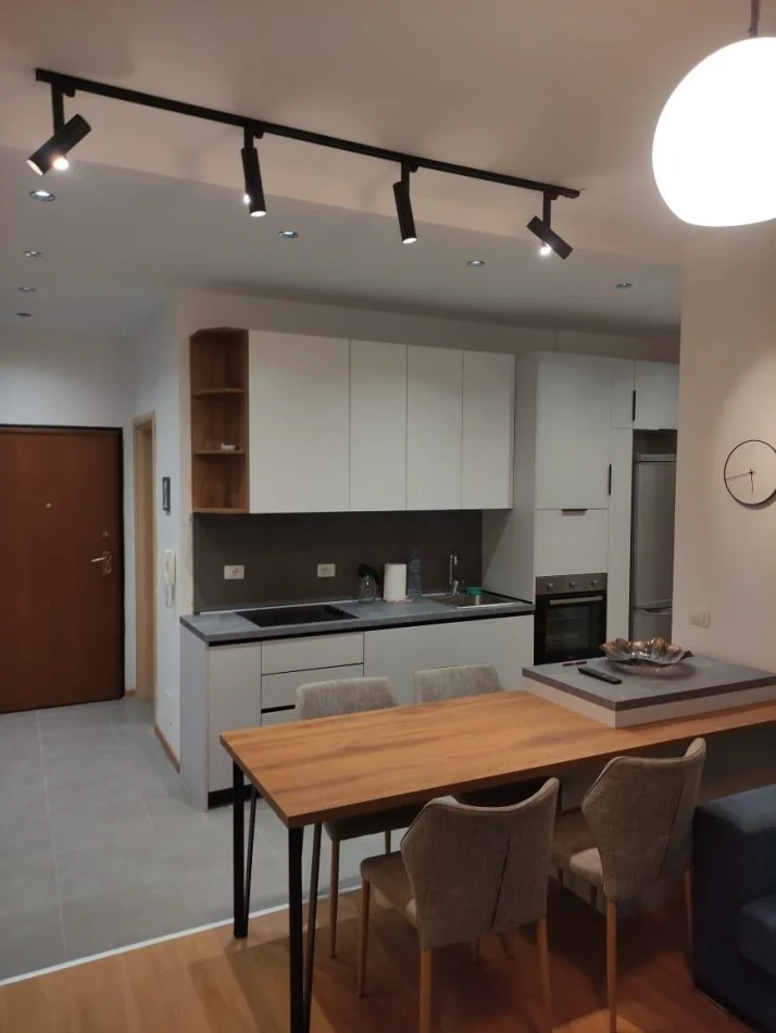 Tirane, jepet me qera apartament 2+1+Aneks+Ballkon Kati 5, 84 m² 720 € (Kika 2)