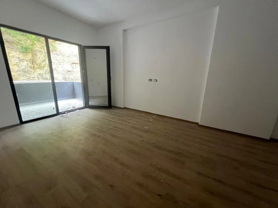 Tirane, shitet apartament duplex 2+1+Aneks+Ballkon Kati 3, 113 m² 163.000 € (rruga viena)