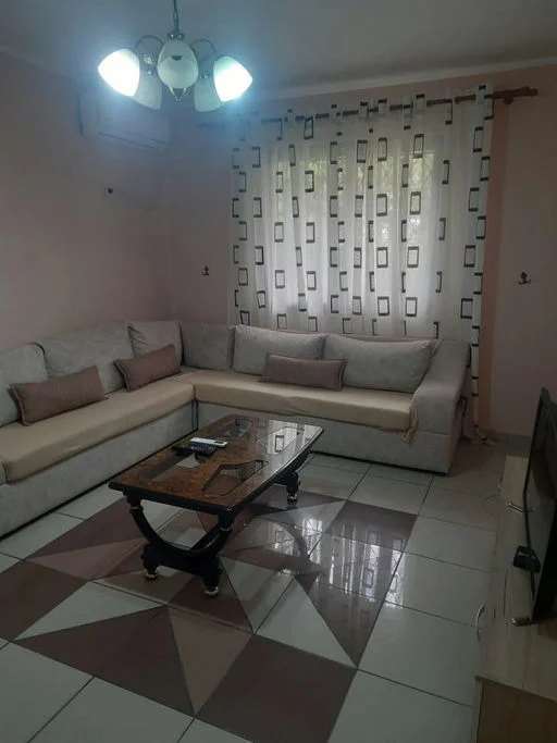 Tirane, jepet me qera apartament 1+1+Ballkon Kati 1, 63 m² 460 € (Rruga"Kavajes")