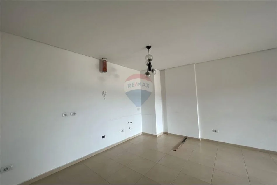 Tirane, jepet me qera apartament 2+1+Aneks+Ballkon Kati 5, 120 m² 500 € 