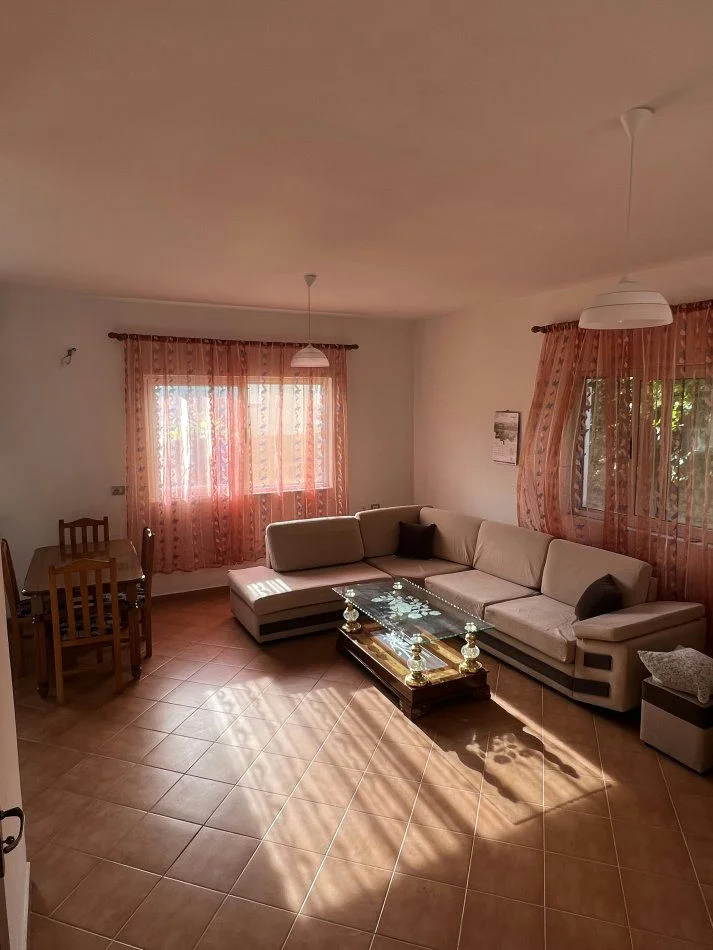 Tirane, jepet me qera Vile 2+1 Kati 1, 100 m² 350 € (qyteti studenti)