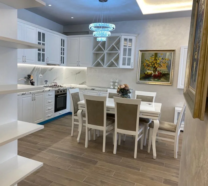 Tirane, jepet me qera apartament 2+1+Ballkon Kati 7, 105 m² 550 € (Spitali American 3)