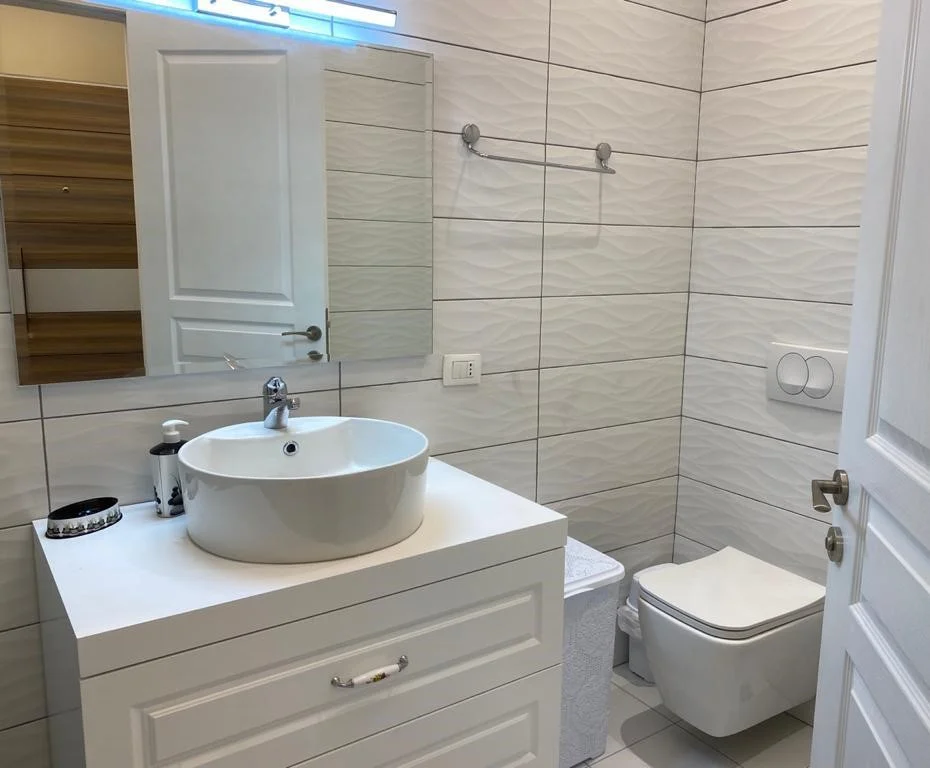 Tirane, jepet me qera apartament 2+1+Ballkon Kati 7, 105 m² 550 € (Spitali American 3)
