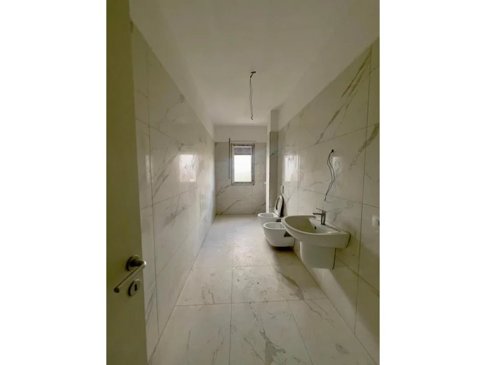 Tirane, shitet 2+1+Ballkon Kati 2, 112 m² 95.000 € (Qendër të Kamzës, pranë Bashkisë)