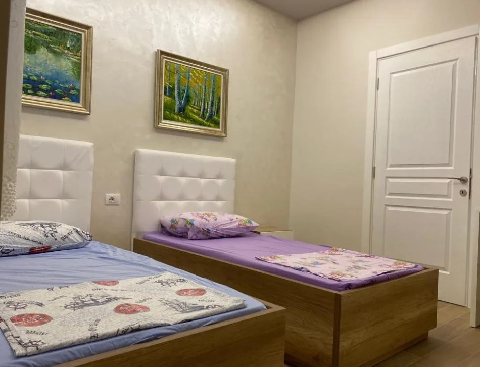 Tirane, jepet me qera apartament 2+1+Ballkon Kati 7, 105 m² 550 € (Spitali American 3)