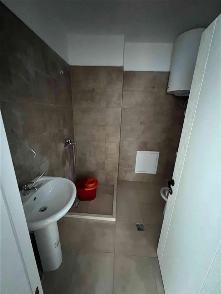 Tirane, jepet me qera apartament 1+1+Ballkon Kati 5, 75 m² 350 € (Rruga 5 Maj)