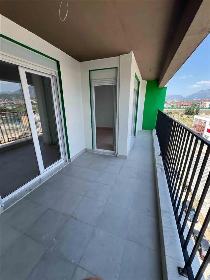Tirane, jepet me qera apartament 1+1+Ballkon Kati 5, 75 m² 350 € (Rruga 5 Maj)