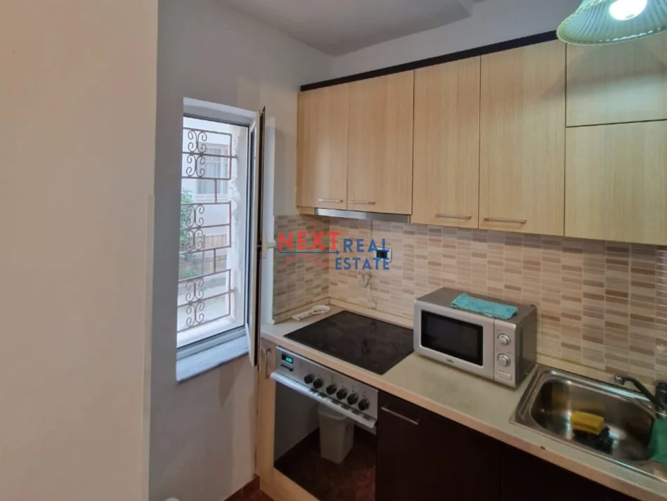 Vlore, jepet me qera apartament 1+1+Ballkon Kati 1, 300 € (SHKOLLA INDUSTRIALE)