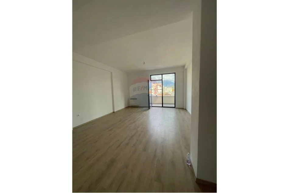 Tirane, jepet me qera dyqan Kati 2, 154 m² 1.500 € (Myslym Shyri)