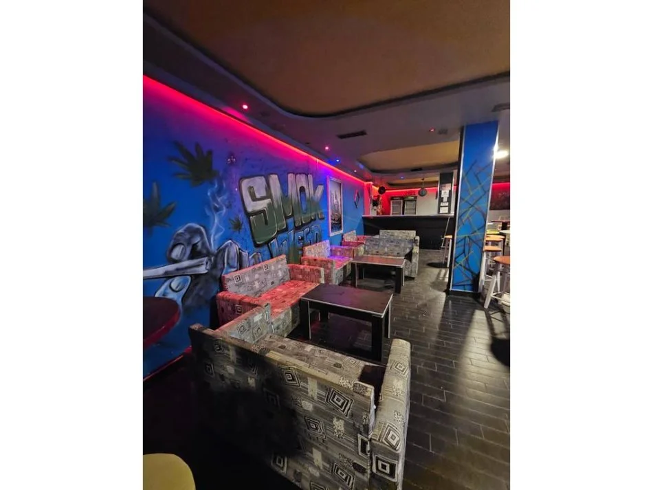 Durres, jepet me qera lokal , 200 m² (Shkallnur ,Durres)