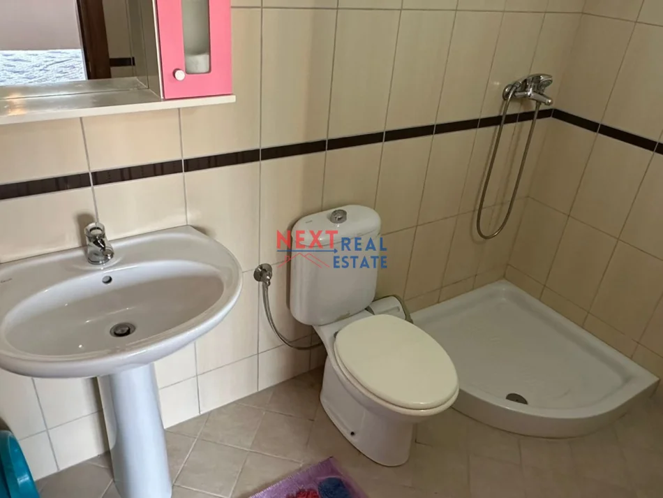 Vlore, jepet me qera apartament 2+1+Ballkon , 500 € (VLORE)