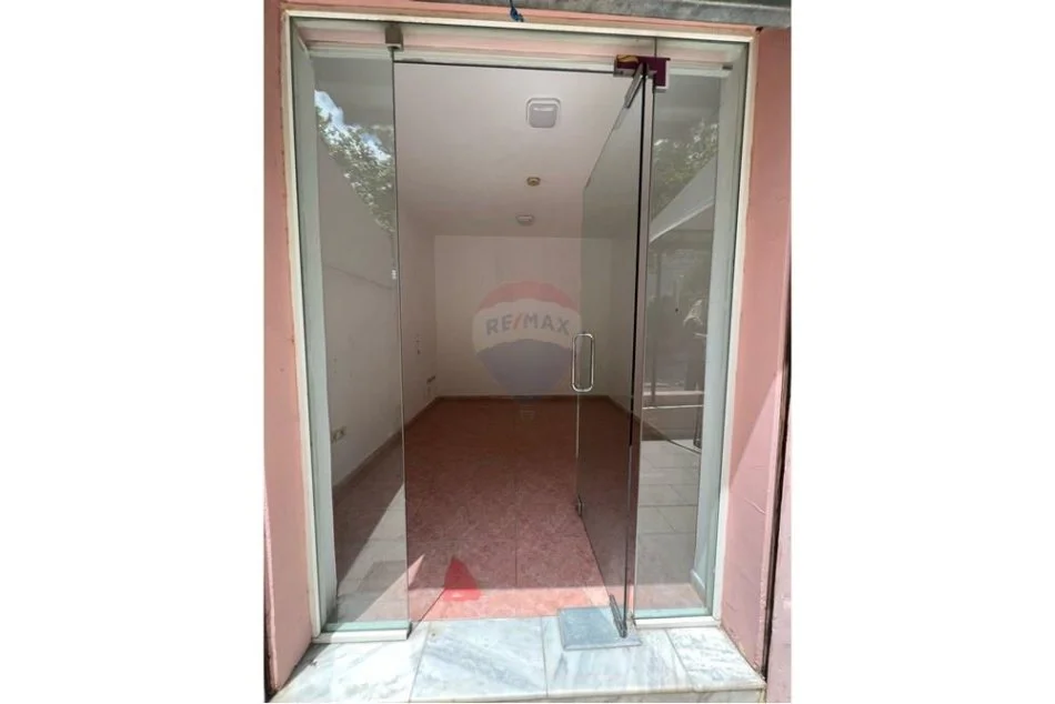 Tirane, jepet me qera dyqan Kati 0, 14 m² 160 € (Rruga Pjetër Budi)