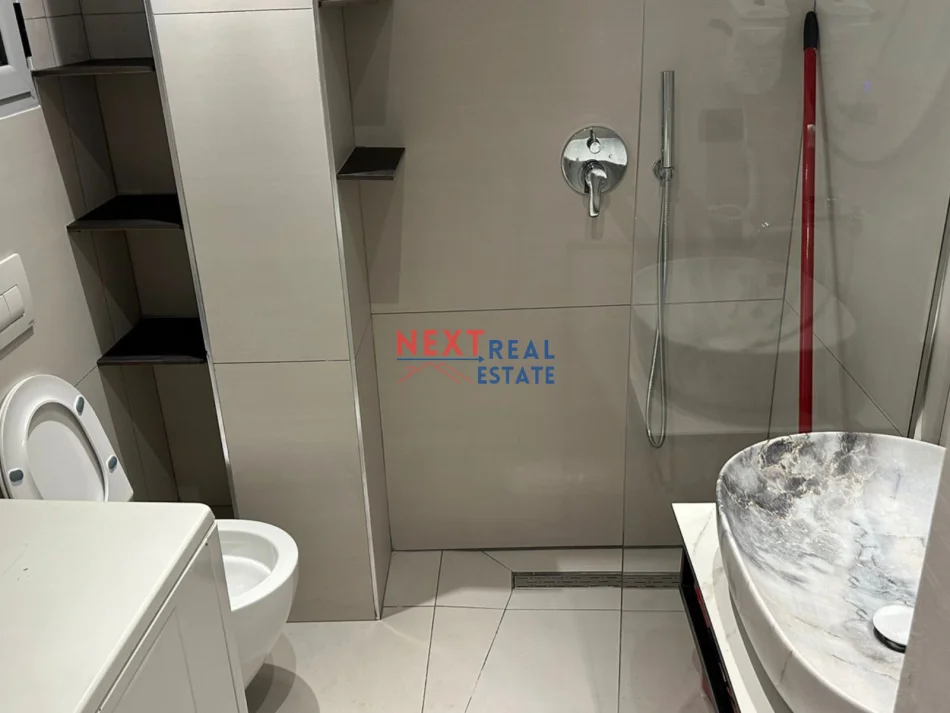 Vlore, jepet me qera garsonier 1+1 Kati 4, 250 € (MURADIE)