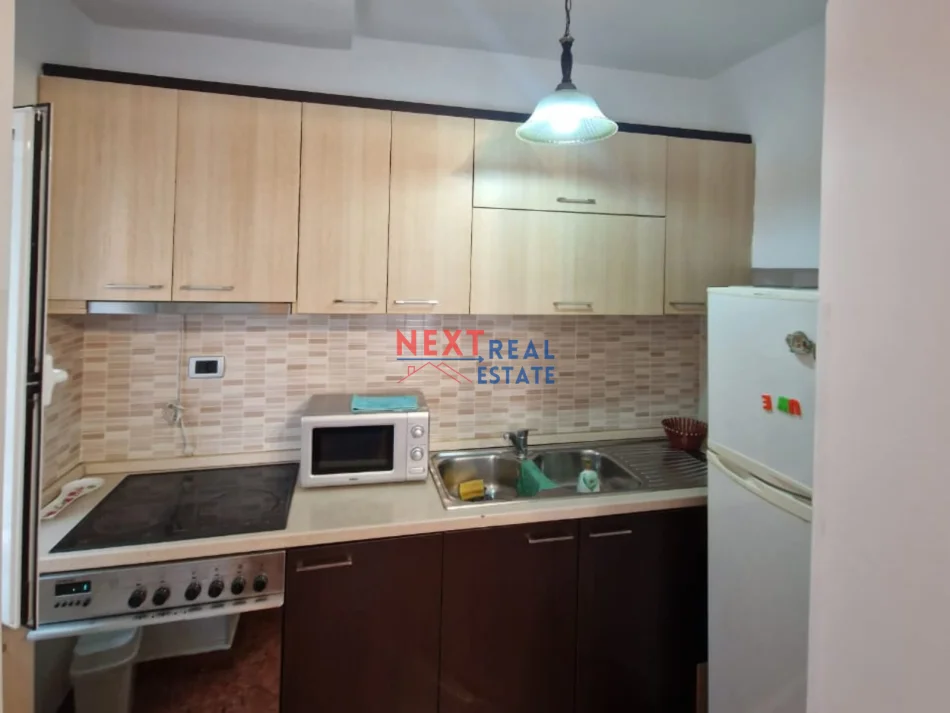 Vlore, jepet me qera apartament 1+1+Ballkon Kati 1, 300 € (SHKOLLA INDUSTRIALE)