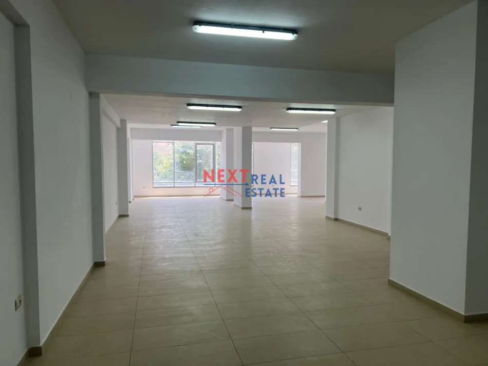 Vlore, jepet me qera ambjent biznesi Kati 2, 223 m² 700 € (TRANSBALLKANIKE)