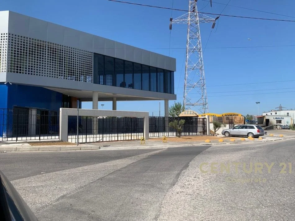 Tirane, jepet me qera magazine , 600 m² 2.500 € (yrshek)