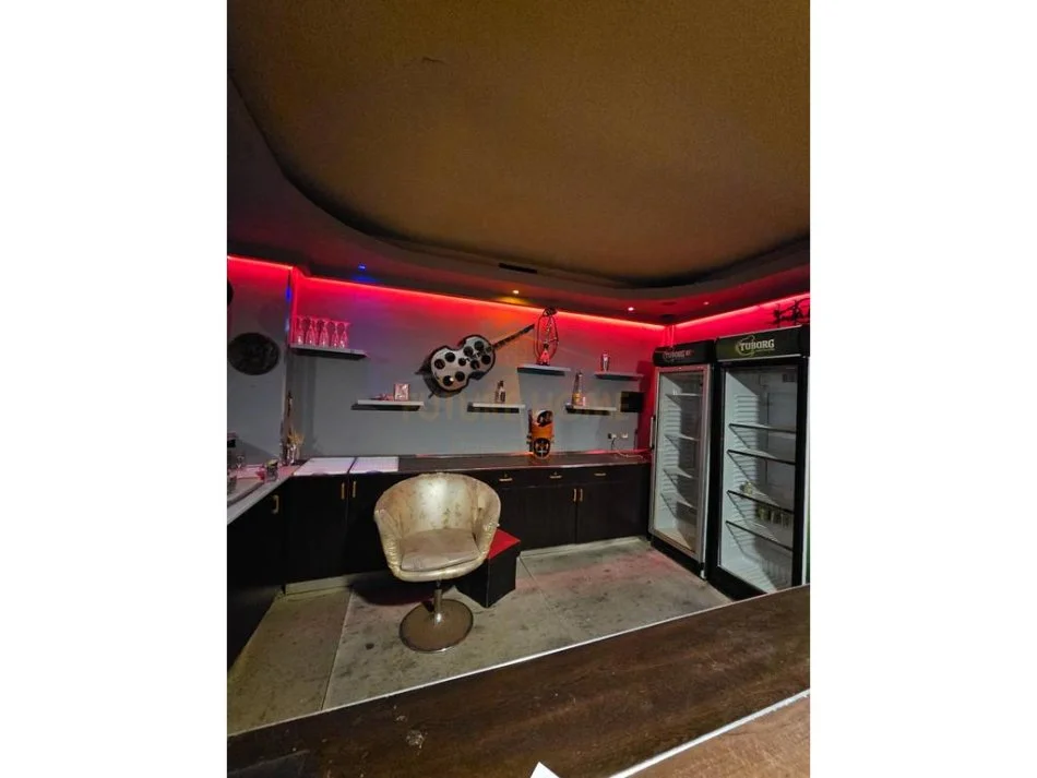 Durres, jepet me qera lokal , 200 m² (Shkallnur ,Durres)