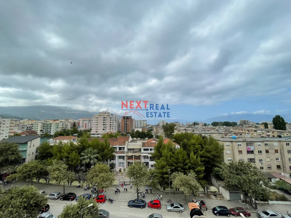 Vlore, jepet me qera apartament 2+1+Ballkon , 450 € (Perballe shkolles “Jani Minga”)