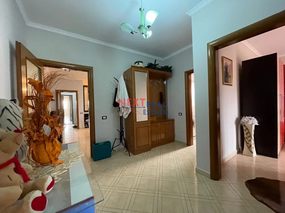 Vlore, jepet me qera apartament 2+1+Ballkon , 450 € (Perballe shkolles “Jani Minga”)