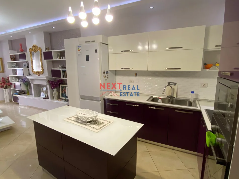 Vlore, jepet me qera apartament 2+1+Ballkon , 96 m² 350 € (SHKOLLA ALI DEMI VLORE)