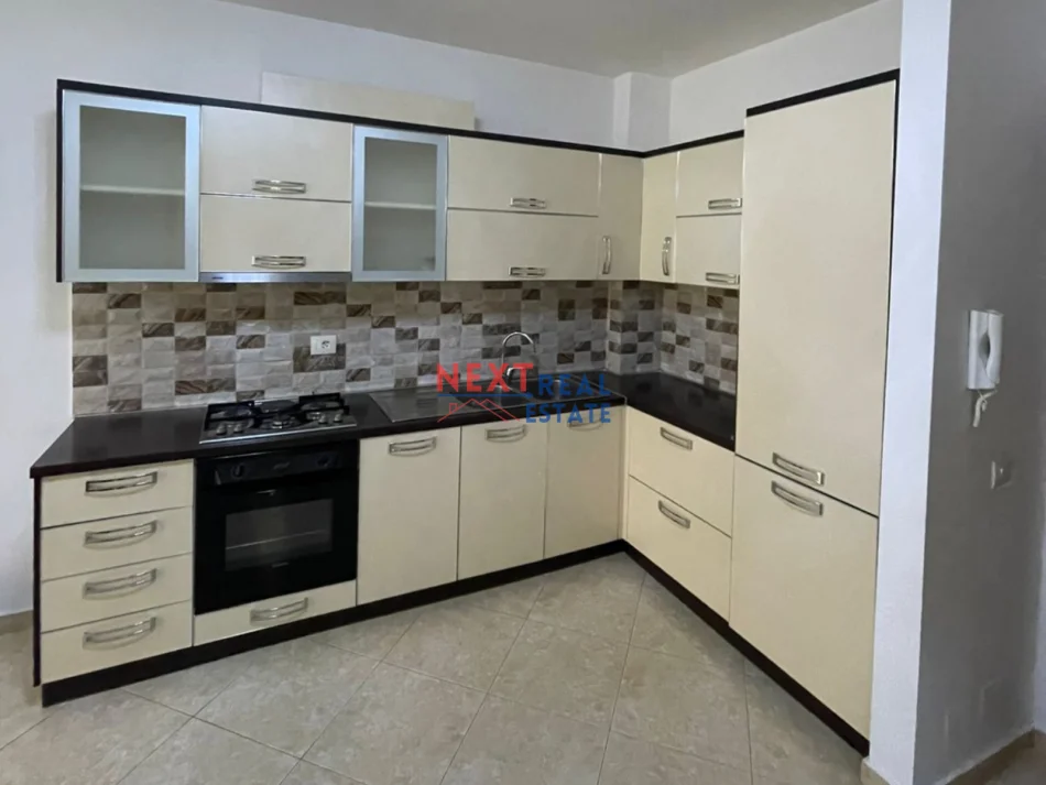 Vlore, jepet me qera apartament 2+1+Ballkon , 350 € (LUNGOMARE)
