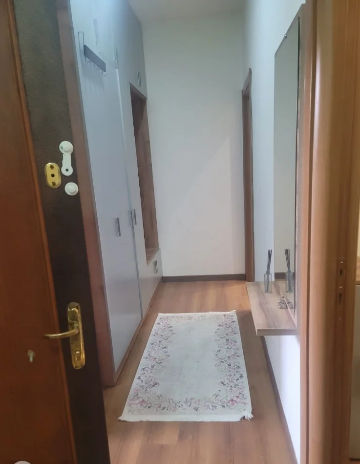 Tirane, jepet me qera apartament 1+1 Kati 1, 60 m² 600 € (QENDER 9 KATSHET)