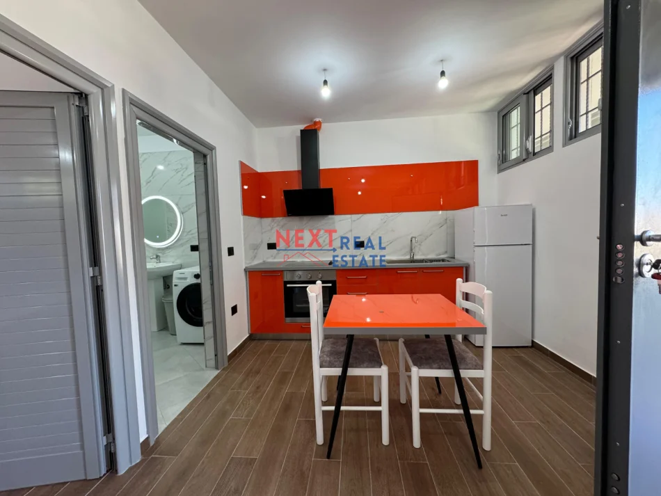 Vlore, jepet me qera shtepi 1+1+Ballkon , 250 € (CENTRALE)