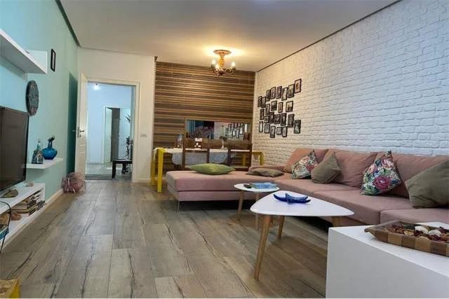 Tirane, jepet me qera apartament 2+1 Kati 6, 112 m² 450 Euro (Kmy)