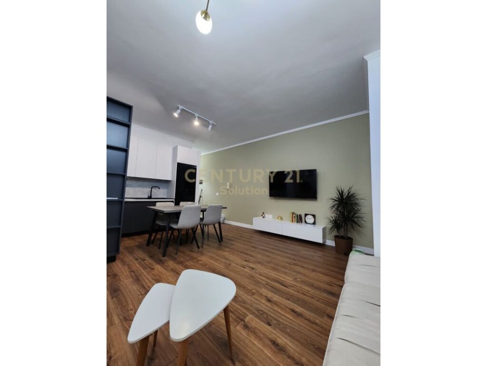 Tirane, jepet me qera apartament 2+1 Kati 8, 82 m² 500 € (YZBERISHT)